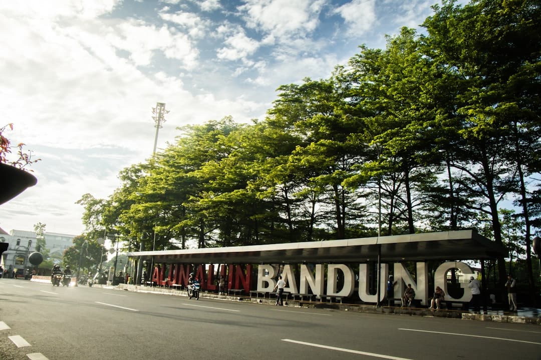 KBLI 2025 Retail & E-Commerce Codes: Online Selling, Boutiques & Specialty Shops in Indonesia